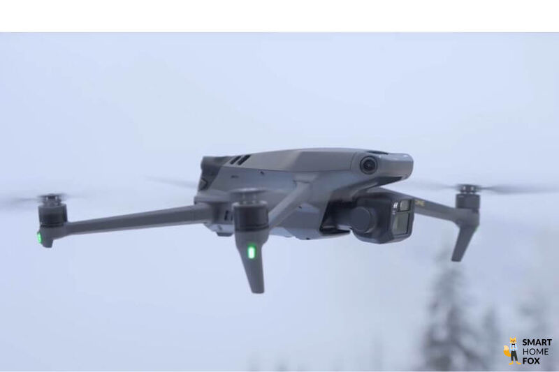 Die DJI Mavic 3 schwebt in der Luft